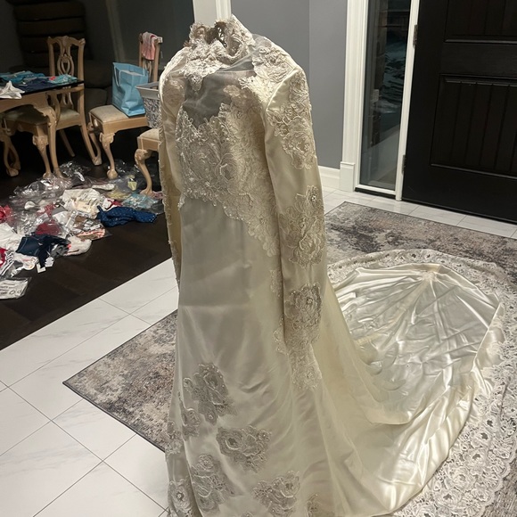 Classic vintage wedding dress with train size extra small off white - Picture 9 of 12